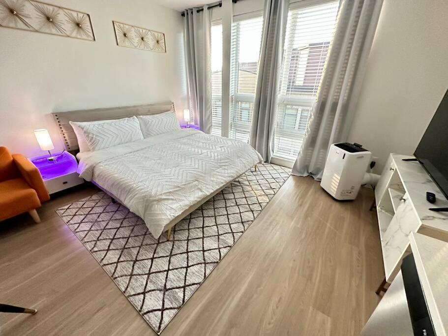 Modern Apartment Downtown Tacoma Near The Convention Center, Free Netflix , King Size Bed & Futon Sofa Bed , Ac, Great Amenities Rooftop, Self-Check-In Екстер'єр фото