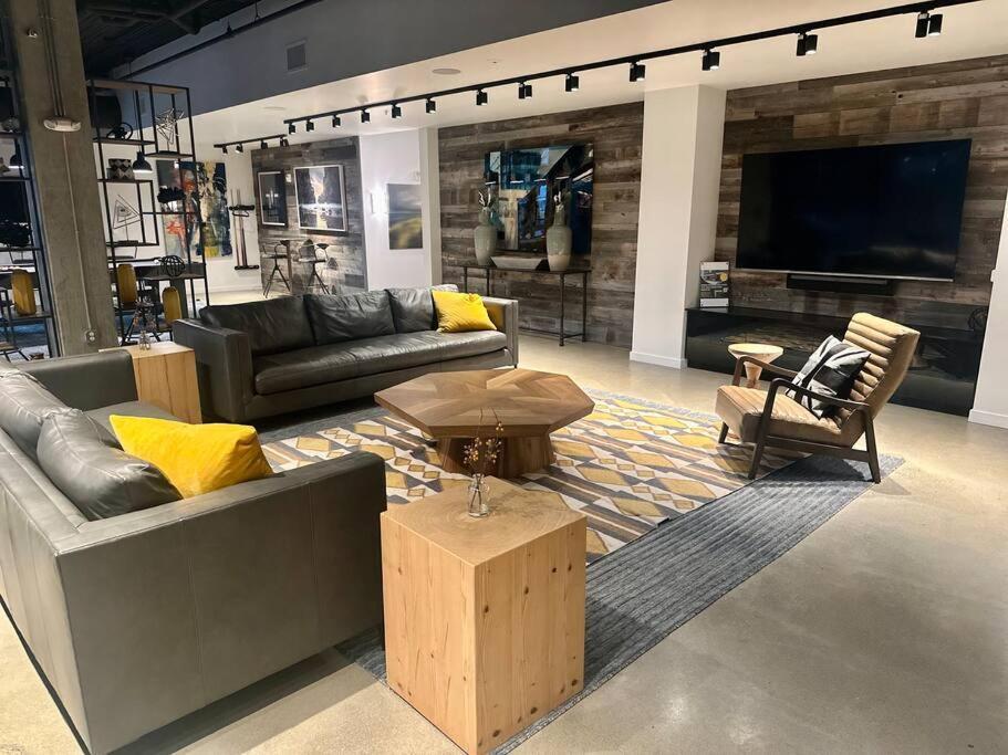 Modern Apartment Downtown Tacoma Near The Convention Center, Free Netflix , King Size Bed & Futon Sofa Bed , Ac, Great Amenities Rooftop, Self-Check-In Екстер'єр фото