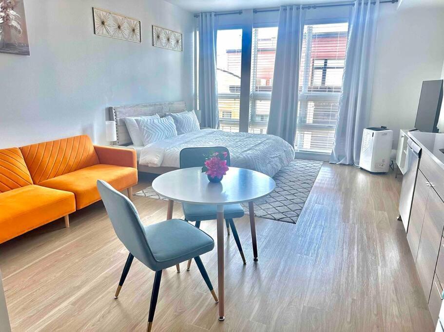 Modern Apartment Downtown Tacoma Near The Convention Center, Free Netflix , King Size Bed & Futon Sofa Bed , Ac, Great Amenities Rooftop, Self-Check-In Екстер'єр фото