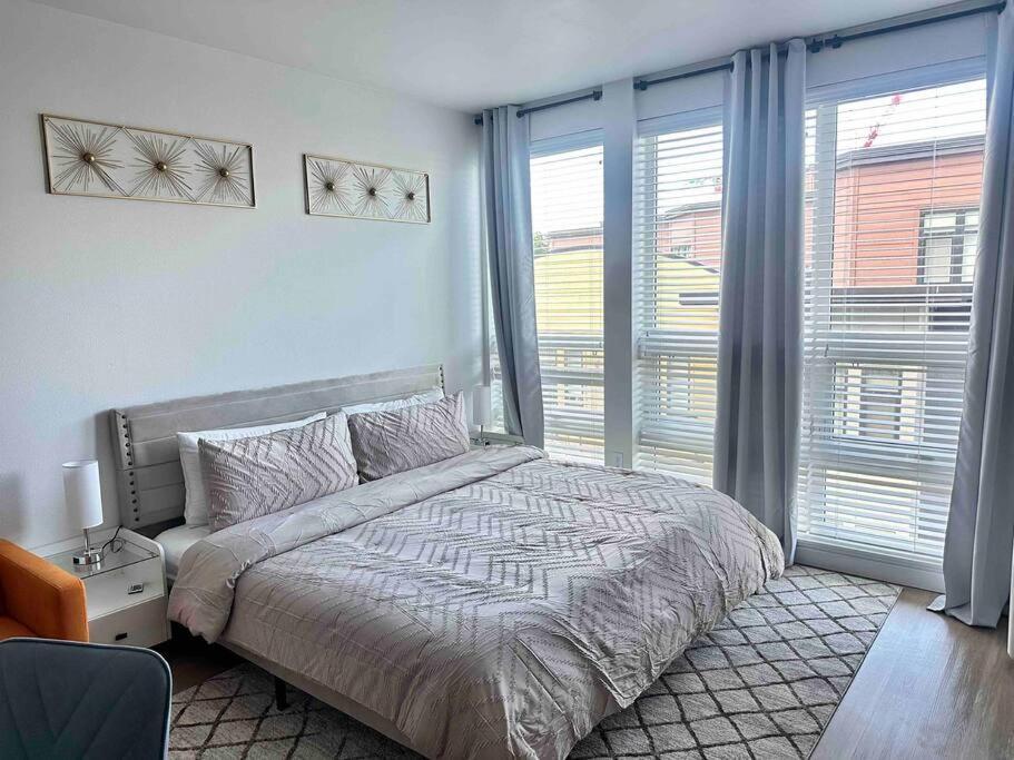 Modern Apartment Downtown Tacoma Near The Convention Center, Free Netflix , King Size Bed & Futon Sofa Bed , Ac, Great Amenities Rooftop, Self-Check-In Екстер'єр фото