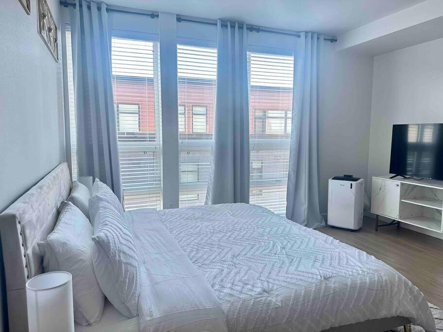 Modern Apartment Downtown Tacoma Near The Convention Center, Free Netflix , King Size Bed & Futon Sofa Bed , Ac, Great Amenities Rooftop, Self-Check-In Екстер'єр фото