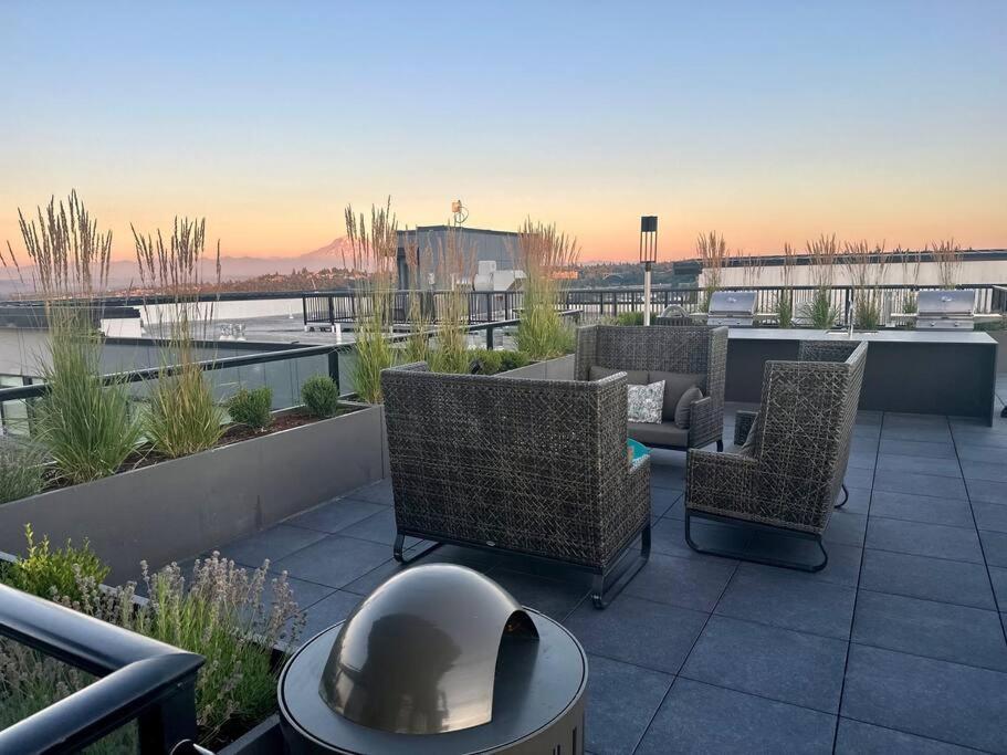 Modern Apartment Downtown Tacoma Near The Convention Center, Free Netflix , King Size Bed & Futon Sofa Bed , Ac, Great Amenities Rooftop, Self-Check-In Екстер'єр фото