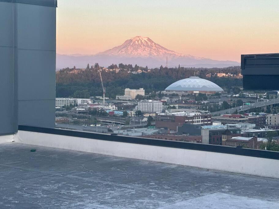 Modern Apartment Downtown Tacoma Near The Convention Center, Free Netflix , King Size Bed & Futon Sofa Bed , Ac, Great Amenities Rooftop, Self-Check-In Екстер'єр фото